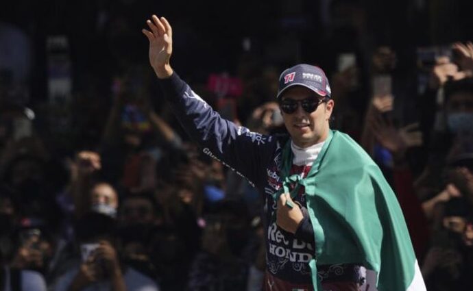 “Checo” Pérez se deja querer en México / Foto: AP Foto/Fernando Llano