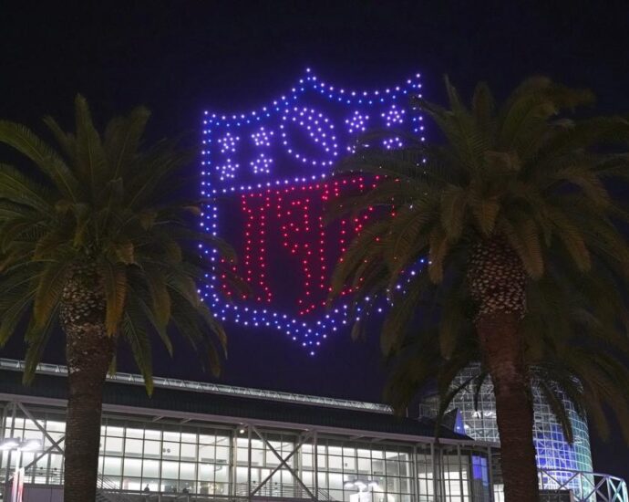 500 drones forman el logo de la NFL sobre el Centro de Convenciones de Los Ángeles, el 11 de febrero de 2022. (AP Foto/Damián Dovarganes)