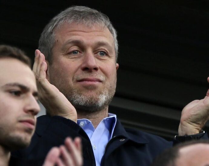 El dueño de Chelsea Roman Abramovich aplaude a sus jugadores tras una victoria 6-0 ante Arsenal en la Liga Premier, el 22 de marzo de 2014. (AP Foto/Alastair Grant)