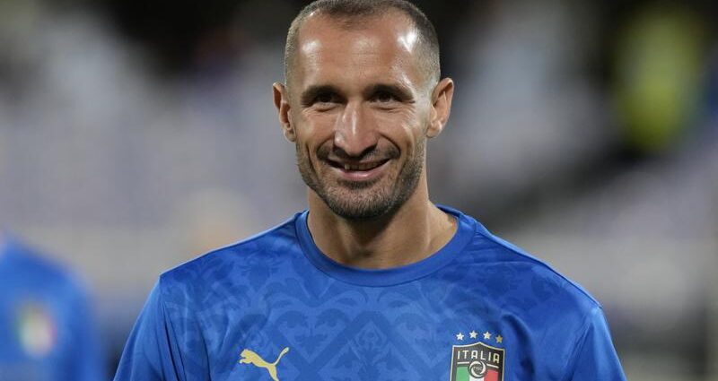 ARCHIVO - El zaguero italiano Giorgio Chiellini previo a un partido contra Bulgaria por las eliminatorias del Mundial en Florencia, Italia, el 2 de septiembre de 2021. (AP Foto/Luca Bruno)