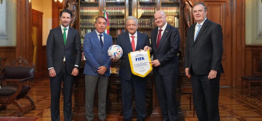 El presidente de la FIFA visitó a Andrés Manuel / Foto: Especial