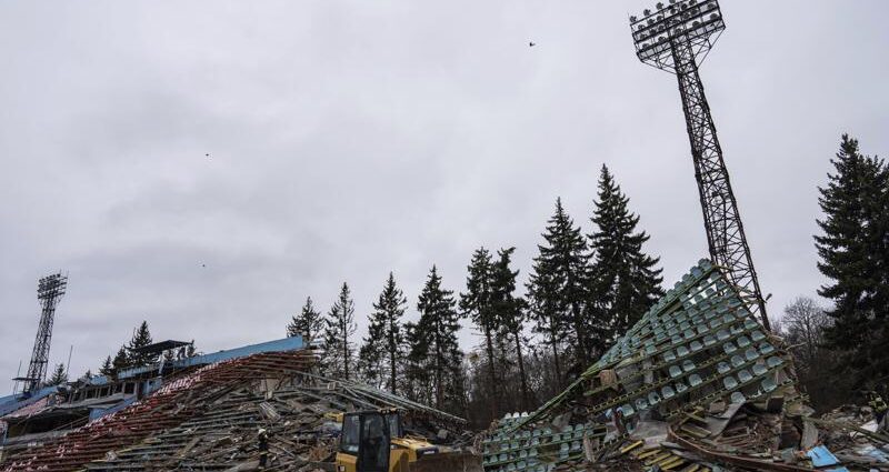 Una topadora trabaja en un estadio dañado por bombardeos de fuerzas rusas en Cherníhiv, Ucrania, el miércoles 13 de abril de 2022. (AP Foto/Evgeniy Maloletka)