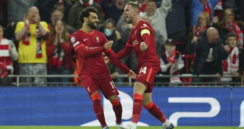 Jordan Henderson (derecha) el Liverpool celebra con Mohamed Salah tras el autogol de Pervis Estupiñán del Villarreal en las semifinales de la Liga de Campeones, el miércoles 27 de abril de 2022. (AP Foto/Jon Super)