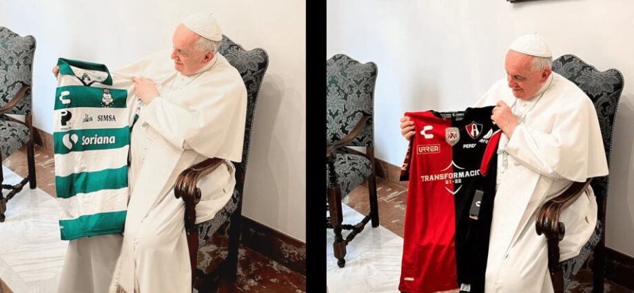 El Papa Francisco ya tiene playeras mexicanas en sus manos: la del Santos y del Atlas / Foto: Especial