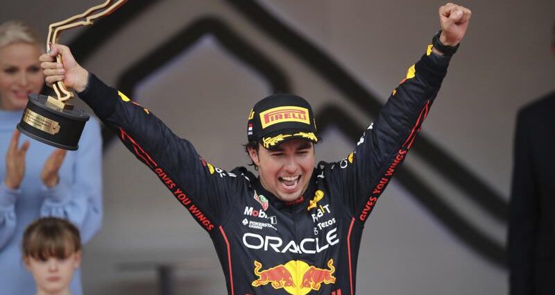 En foto del domingo 29 de mayo del 2022 el piloto mexicano de Red Bull Sergio Perez celebra en el podio su triunfo en el Gran Premio de Mónaco. El martes 31 de mayo del 2022, Red Bull anuncia que firmaron la semana pasada la extensión de su contrato hasta el 2024. (AP Foto/Daniel Cole)