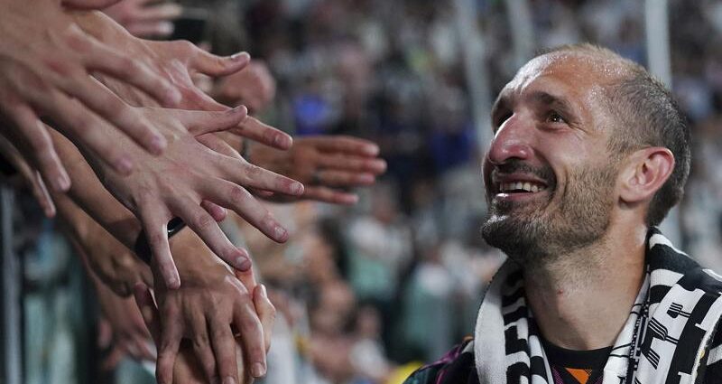 Giorgio Chiellini recibe el saludo de hinchas de la Juventus en el partido contra la Lazio por la Serie A de Italia, el lunes 16 de mayo de 2022. (Spada/LaPresse vía AP)