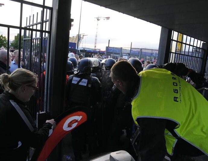 En foto del sábado 28 de mayo del 2022, la policía y guardias de seguridad bloquean uno de los accesos en el Stade de France antes de la final de la Liga de Campeones. (AP Foto/Christophe Ena)