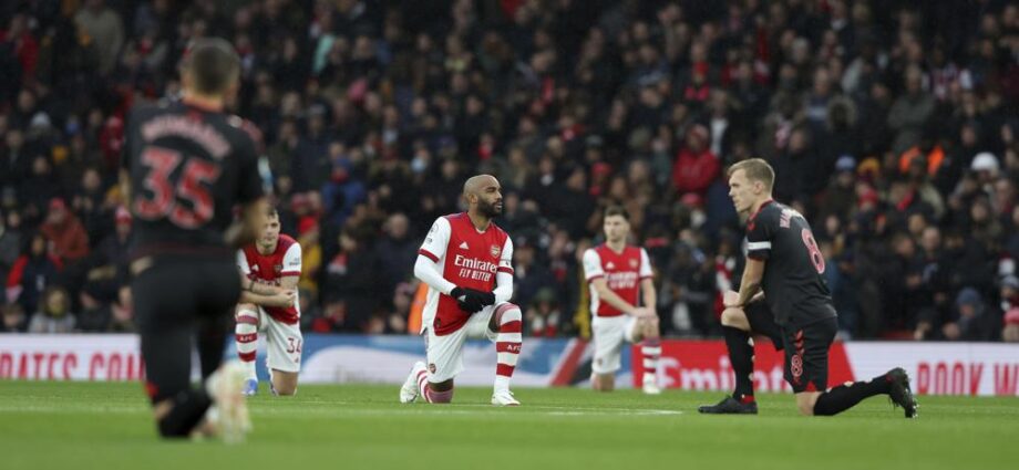 ARCHIVO - Alexandre Lacazette (centro) de Arsenal se arrodilla previo al partido contra Southampton en la Liga Premier, el 11 de diciembre de 2021. (AP Foto/Ian Walton)