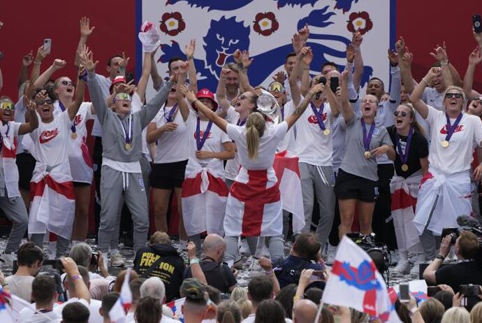 Las jugadoras de Inglaterra celebran en la Plaza de Trafalgar en Londres, el lunes 1 de agosto de 2022. Las inglesas se consagraron campeonas de la Eurocopa. (AP Foto/Frank Augstein)