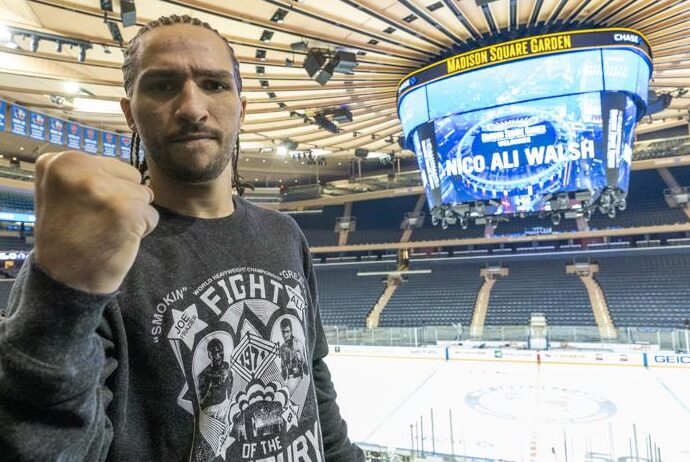 Nico Ali Walsh, nieto de Muhammad Ali, posa para una foto en el Madison Square Garden, el miércoles 8 de diciembre de 2021 (AP Foto/Mary Altaffer)