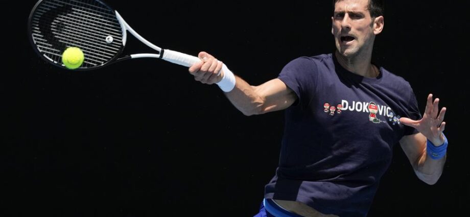 El defensor del título masculino del Abierto de Australia, Novak Djokovic, entrena en la cancha Rod Laver antes del torneo en Melbourne, Australia, el miércoles 12 de enero de 2022. (AP Foto/Mark Baker)