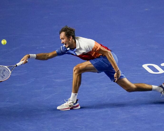 Daniil Medvedev en acción durante su partido con Rafael Nadal por las semifinales del Abierto Mexicano, jugado el 25 de febrero del 2022 en Acapulco. El ruso es el nuevo número uno del mundo. (AP Photo/Eduardo Verdugo)