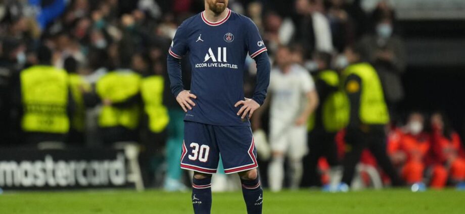 Lionel Messi del París Saint-Germain se lamenta después de que el Real Madrid anotó el tercer gol en la victoria 3-1 ante el PSG en los octavos de final de la Liga de Campeones, el miércoles 9 de marzo de 2022. (AP Foto/Manu Fernández)