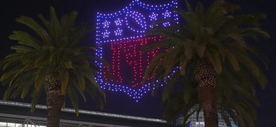 500 drones forman el logo de la NFL sobre el Centro de Convenciones de Los Ángeles, el 11 de febrero de 2022. (AP Foto/Damián Dovarganes)