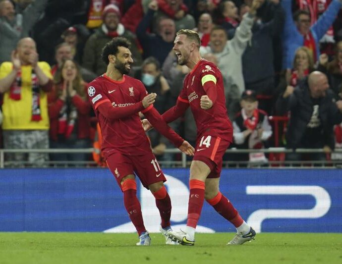 Jordan Henderson (derecha) el Liverpool celebra con Mohamed Salah tras el autogol de Pervis Estupiñán del Villarreal en las semifinales de la Liga de Campeones, el miércoles 27 de abril de 2022. (AP Foto/Jon Super)