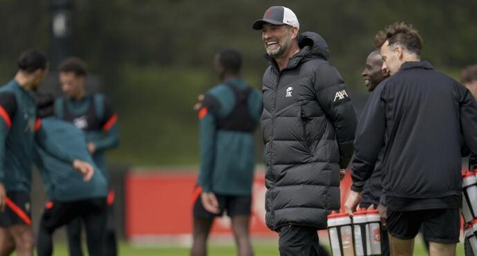 El técnico Jurgen Klopp sonríe durante una sesión de entrenamiento del Liverpool previo a la final de la Liga de Campeones, en el centro de entrenamiento en Liverpool, Inglaterra, el miércoles 25 de mayo de 2022. Liverpool. (AP Foto/Jon Super)