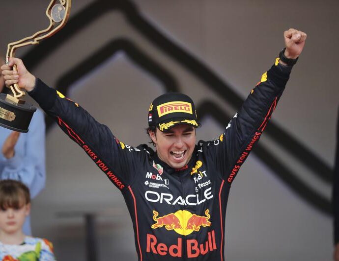 En foto del domingo 29 de mayo del 2022 el piloto mexicano de Red Bull Sergio Perez celebra en el podio su triunfo en el Gran Premio de Mónaco. El martes 31 de mayo del 2022, Red Bull anuncia que firmaron la semana pasada la extensión de su contrato hasta el 2024. (AP Foto/Daniel Cole)