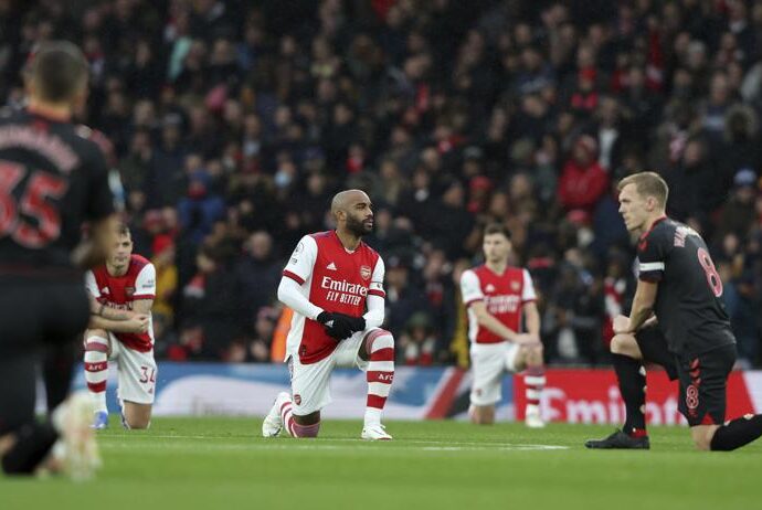 ARCHIVO - Alexandre Lacazette (centro) de Arsenal se arrodilla previo al partido contra Southampton en la Liga Premier, el 11 de diciembre de 2021. (AP Foto/Ian Walton)