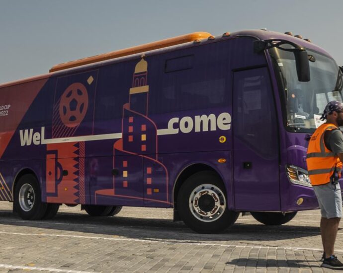 Un autobús durante una prueba de la flotilla que se empleará durante el Mundial de fútbol, en Doha, Qatar, el jueves 22 de septiembre de 2022. (AP Foto/ Lujain Jo)