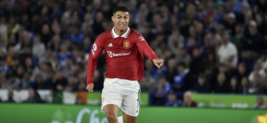 El portugués Cristiano Ronaldo, del Manchester United, persigue un balón durante un encuentro de la Liga Premier inglesa ante Leicester, el jueves 1 de septiembre de 2022 (AP Foto/Rui Vieira)
