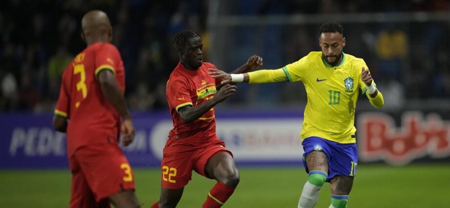 El delantero brasileño Neymar (derecha) pugna el balón con el ghanés Kamaldeen Sulemana durante un partido amistoso en Le Havre, Francia, el 23 de septiembre de 2022. (AP Foto/Christophe Ena)